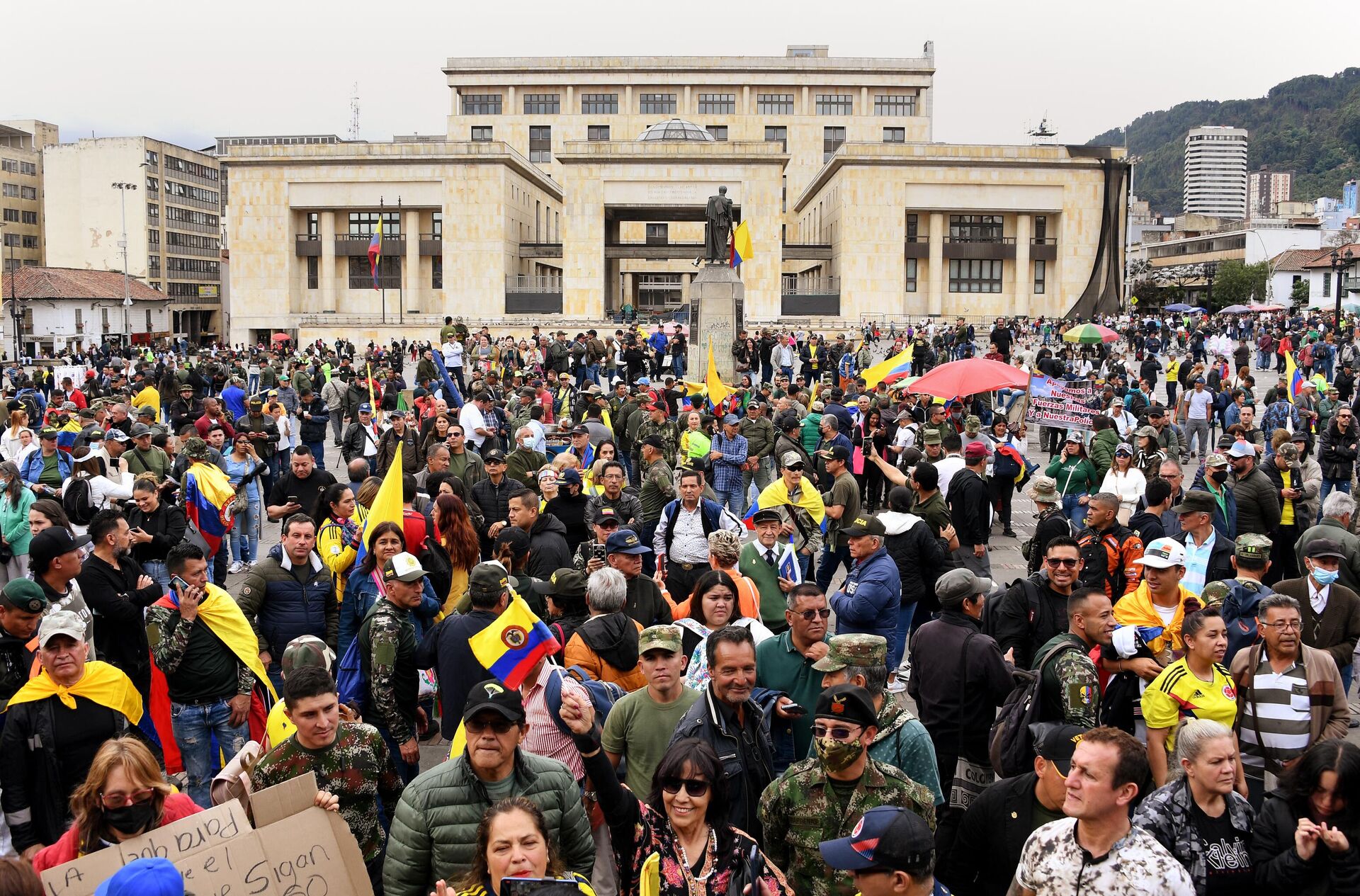 Ex-militares e policiais se reúnem na Praça Bolívar para protestar contra o governo do presidente esquerdista Gustavo Petro e exigir melhores condições de aposentadoria em Bogotá, em 10 de maio de 2023 - Sputnik Brasil, 1920, 12.05.2023