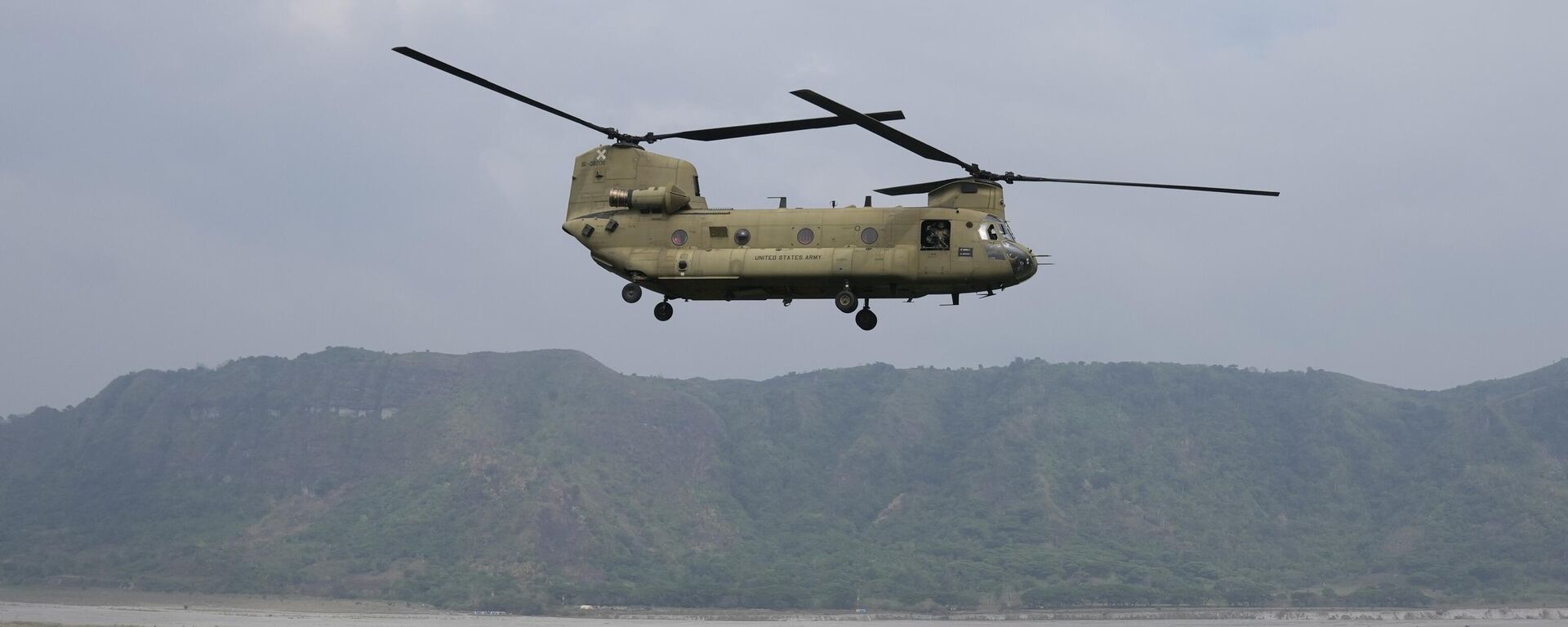 Helicóptero Chinook dos EUA durante exercício militar conjunto Balikatan, em Capas, província de Tarlac. Filipinas, 14 de abril de 2023 - Sputnik Brasil, 1920, 15.04.2024