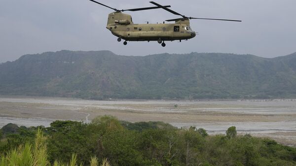 Helicóptero Chinook dos EUA durante exercício militar conjunto Balikatan, em Capas, província de Tarlac, Filipinas, 14 de abril de 2023 - Sputnik Brasil
