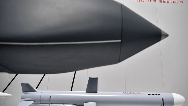Mísseis MBDA Storm Shadow/Scalp (à esquerda) e míssil MARTE ER no Airshow Farnborough, a sudoeste de Londres, Inglaterra, Reino Unido, 17 de julho de 2018 - Sputnik Brasil