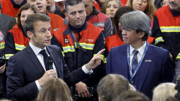 O presidente francês Emmanuel Macron fala com o CEO da ProLogium, Vincent Yang, à direita, enquanto ele visita a fábrica de alumínio Dunkerque em Dunquerque, norte da França, 12 de maio de 2023 - Sputnik Brasil