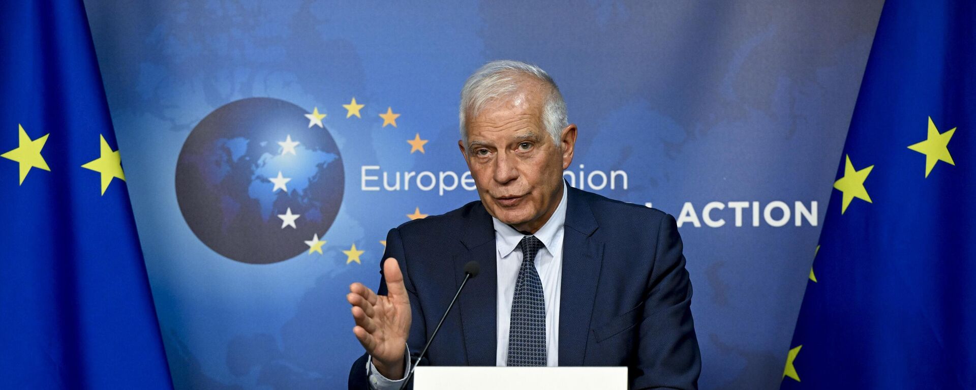 O chefe de política externa da União Europeia, Josep Borrell, fala durante uma coletiva de imprensa após uma reunião de diálogo de alto nível Belgrado-Pristina no prédio da SEAE em Bruxelas, 2 de maio de 2023 - Sputnik Brasil, 1920, 05.10.2023