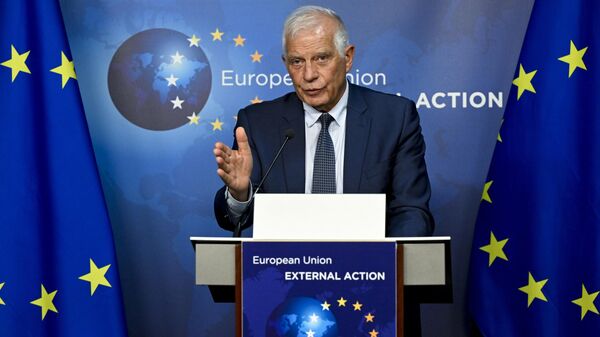 O chefe de política externa da União Europeia, Josep Borrell, fala durante uma coletiva de imprensa após uma reunião de diálogo de alto nível Belgrado-Pristina no prédio da SEAE em Bruxelas, 2 de maio de 2023 - Sputnik Brasil