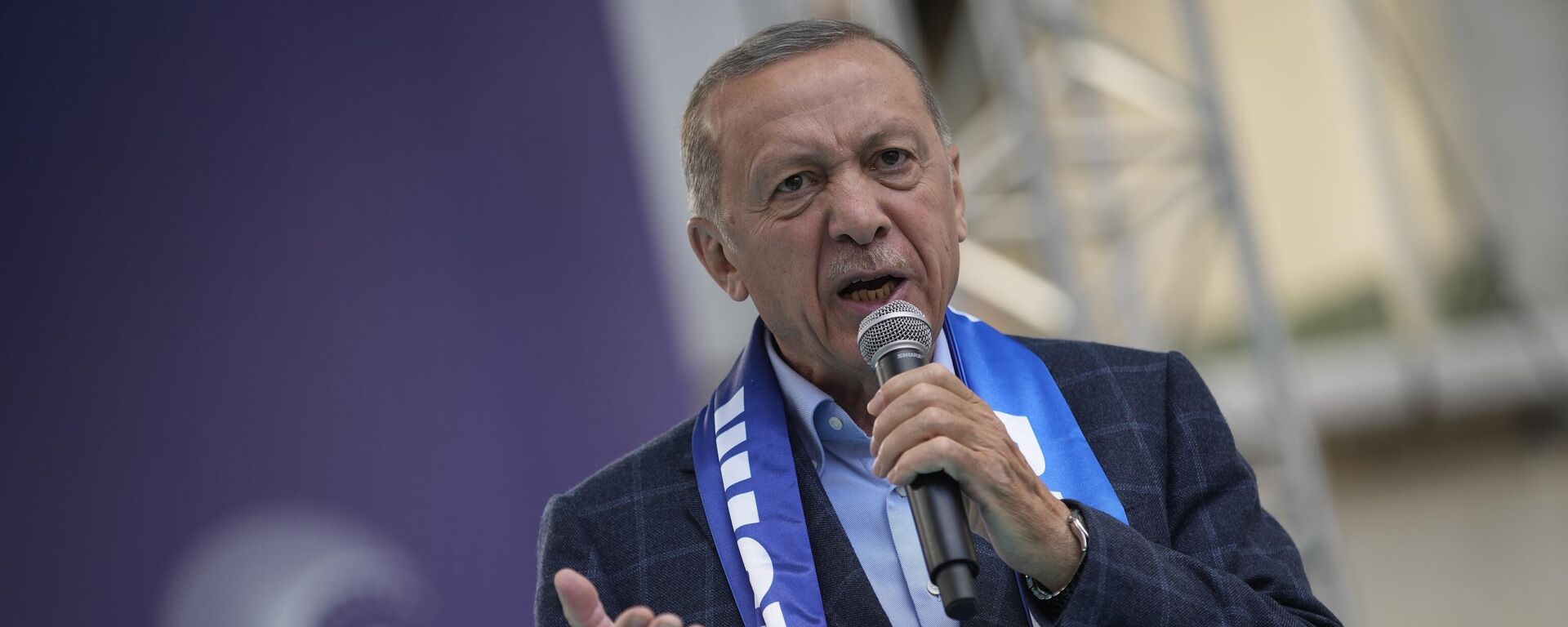 O presidente turco e candidato presidencial da Aliança do Povo, Recep Tayyip Erdogan, gesticula enquanto faz um discurso durante um comício de campanha eleitoral em Istambul, Turquia, 13 de maio de 2023 - Sputnik Brasil, 1920, 13.05.2023