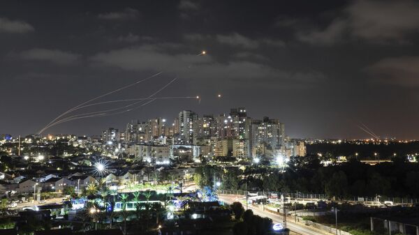 O sistema de defesa antimísseis Iron Dome de Israel dispara interceptadores contra foguetes lançados da Faixa de Gaza, em Ashkelon, sul de Israel, 13 de maio de 2023 - Sputnik Brasil