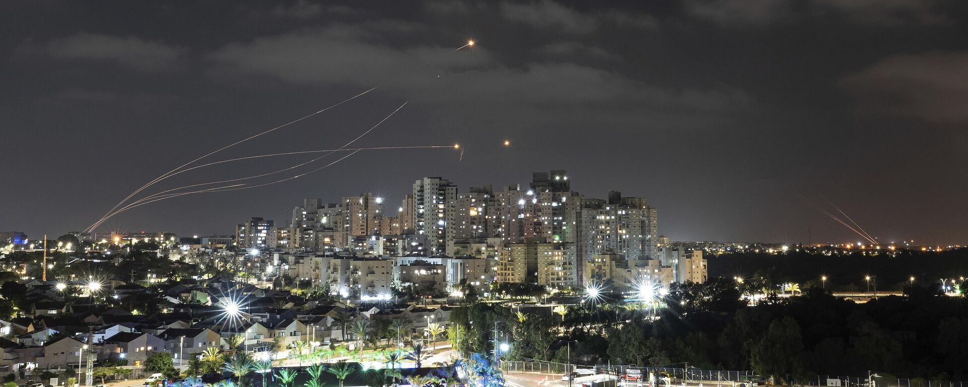 O sistema de defesa antimísseis Iron Dome de Israel dispara interceptadores contra foguetes lançados da Faixa de Gaza, em Ashkelon, sul de Israel, 13 de maio de 2023 - Sputnik Brasil, 1920, 13.05.2023