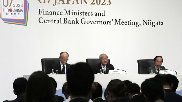 Shunichi Suzuki, ministro das Finanças do Japão (ao centro), e Kazuo Ueda, governador do Banco do Japão (à direita), participam de coletiva de imprensa da presidência da reunião do G7 de ministros das Finanças e governadores de bancos centrais, no Toki Messe, Niigata, Japão, 13 de maio de 2023 - Sputnik Brasil