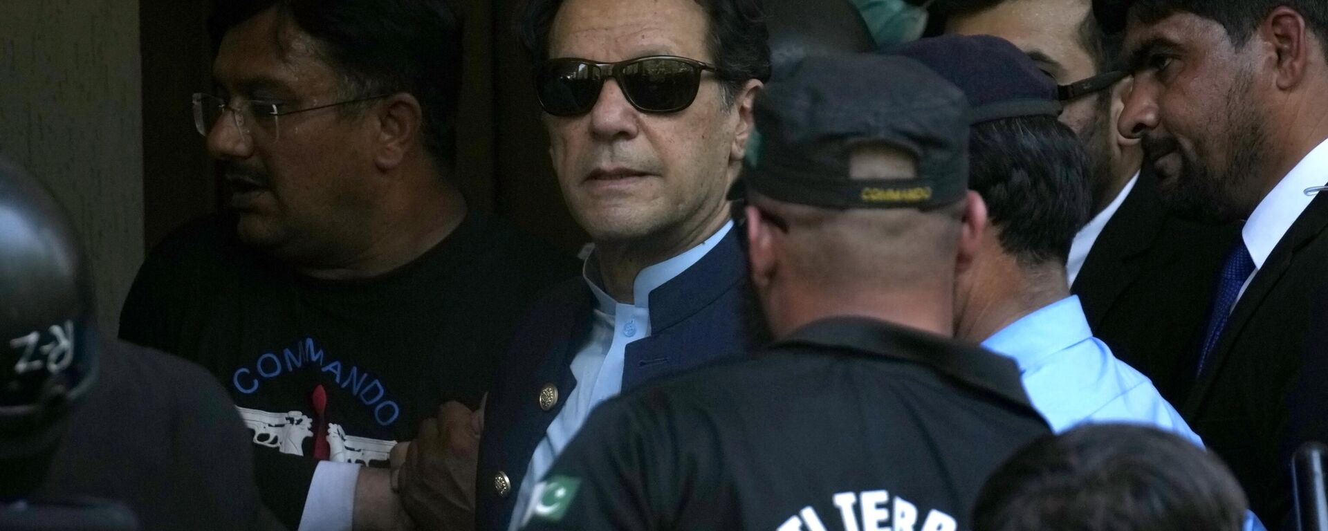 O ex-primeiro-ministro do Paquistão, Imran Khan, ao centro, é escoltado por policiais ao chegar para comparecer a um tribunal, em Islamabad, Paquistão, 12 de maio de 2023 - Sputnik Brasil, 1920, 13.05.2023
