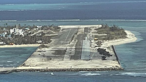 Estruturas danificadas ao redor de aeroporto devido ao tufão Rai na ilha Pag-asa, ilhas Spratly, mar do Sul da China, 21 de dezembro de 2021 - Sputnik Brasil