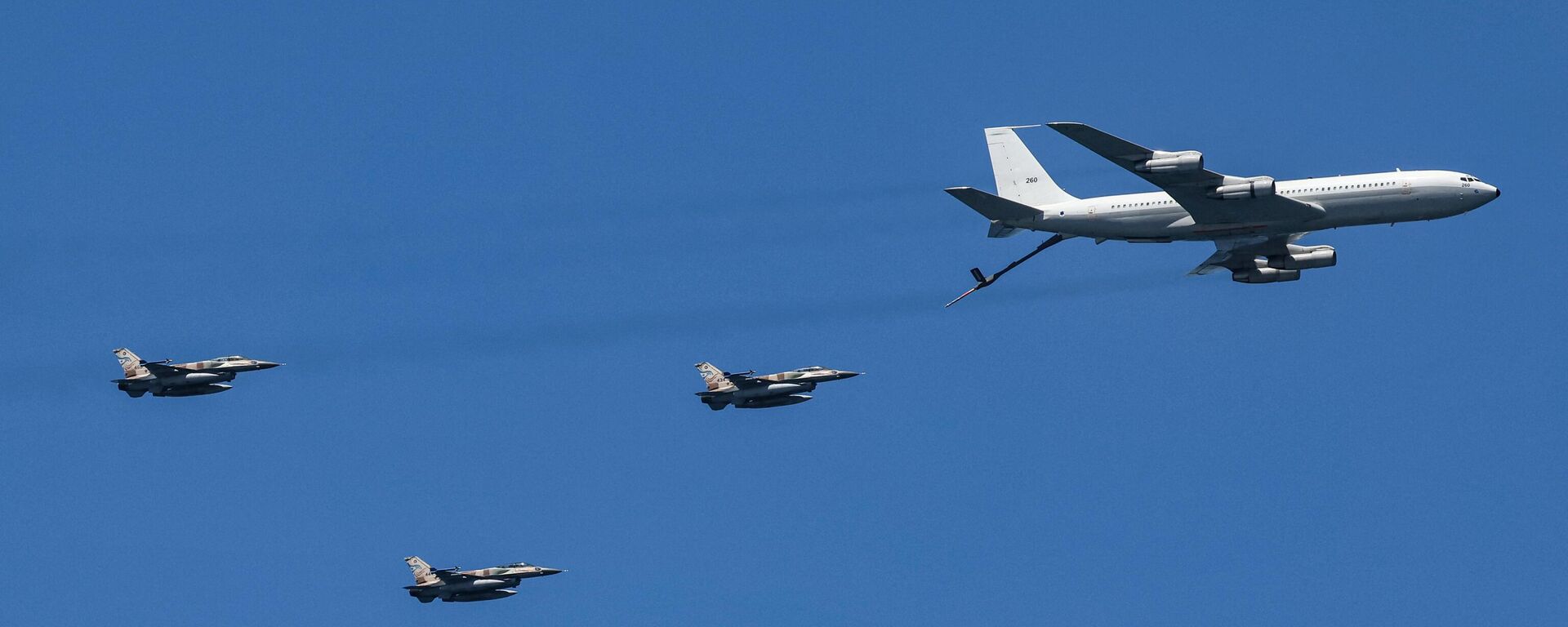 Aviões de abastecimento KC707 da Força Aérea de Israel e caças F-16 Falcon voam durante show aéreo em Tel Aviv, Israel, 26 de abril de 2023 - Sputnik Brasil, 1920, 14.05.2023