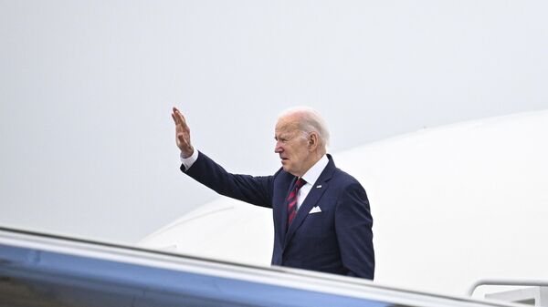 Joe Biden, presidente dos EUA, a caminho do Air Force One, avião presidencial americano, antes de partir da Base Conjunta Andrews, em Maryland, EUA, 13 de maio de 2023 - Sputnik Brasil