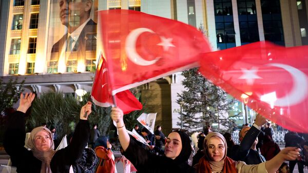 Apoiadores do presidente turco Recep Tayyip Erdogan e do Partido da Justiça e Desenvolvimento (AKP) agitam bandeiras na sede do APK em Ancara, Turquia, 14 de maio de 2023 - Sputnik Brasil