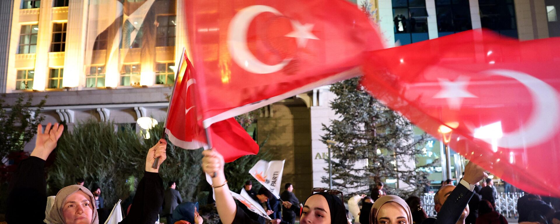 Apoiadores do presidente turco Recep Tayyip Erdogan e do Partido da Justiça e Desenvolvimento (AKP) agitam bandeiras na sede do APK em Ancara, Turquia, 14 de maio de 2023 - Sputnik Brasil, 1920, 28.05.2023