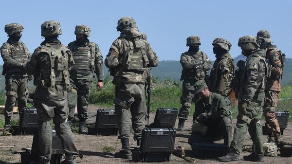 Soldados das unidades de assalto russas usam um sistema de simulação de combate a laser em capacitação no campo de treinamento da república de Lugansk. - Sputnik Brasil