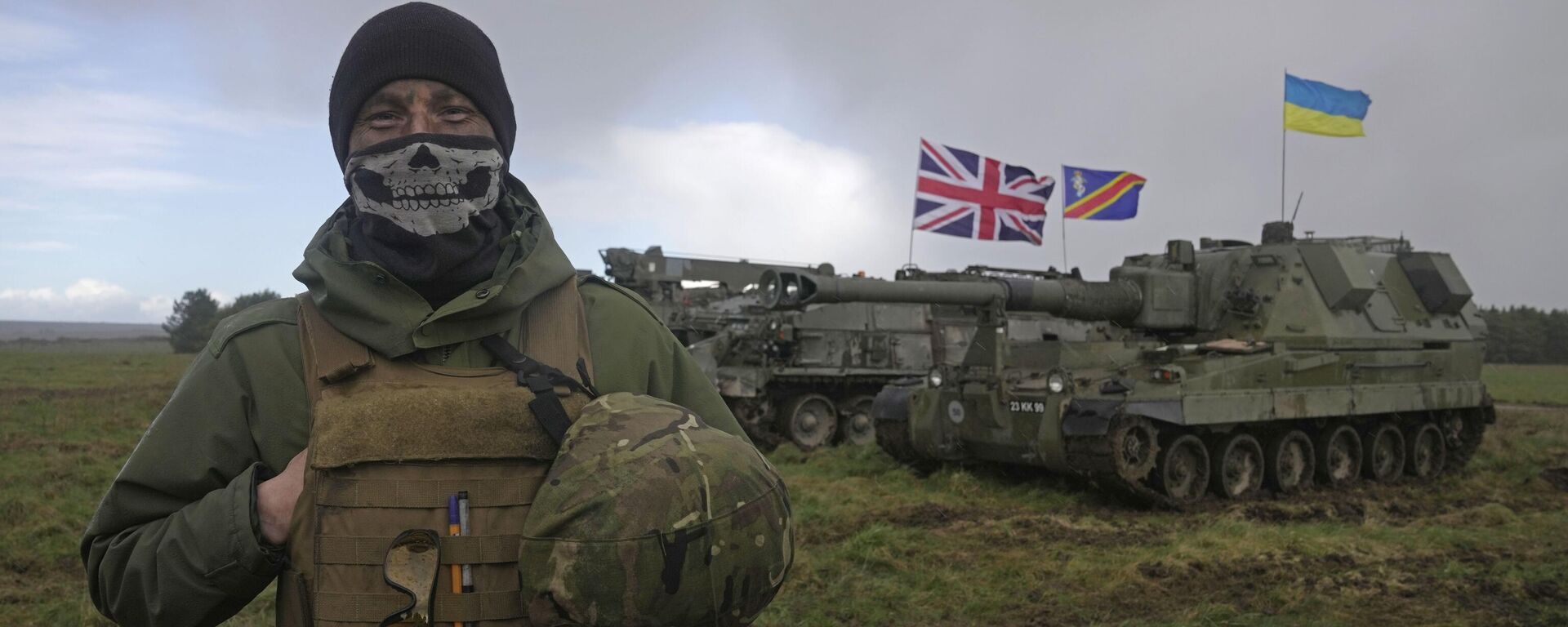 Soldado ucraniano participa de exercício militar em campo de treinamento no Reino Unido, em 24 de março de 2023 - Sputnik Brasil, 1920, 19.03.2024