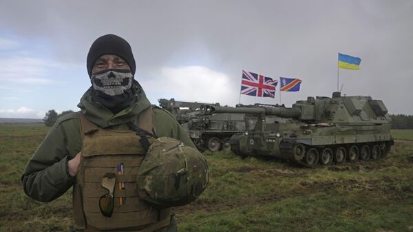 Soldado ucraniano participa de exercício militar em campo de treinamento no Reino Unido, em 24 de março de 2023 - Sputnik Brasil