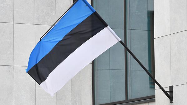Bandeira nacional na fachada da Embaixada da Estônia em Moscou. - Sputnik Brasil