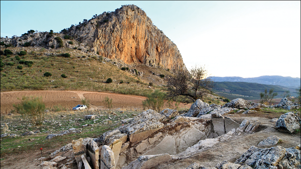 Uma equipe de arqueólogos descobriu uma tumba de pedra de 5.400 anos próximo de uma montanha no sul da Espanha, indicando que a área foi um enfoque local para as pessoas pré-históricas da região - Sputnik Brasil