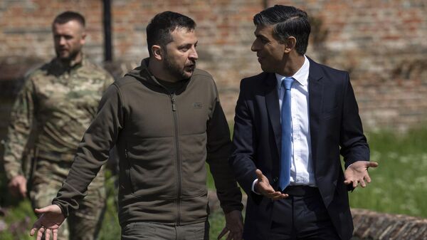Primeiro-ministro do Reino Unido, Rishi Sunak, à direita, acompanha o presidente da Ucrânia, Vladimir Zelensky, até um helicóptero Chinook que o aguarda após reuniões em Chequers, a casa de campo oficial do primeiro-ministro, em Aylesbury, Inglaterra, 15 de maio de 2023. - Sputnik Brasil