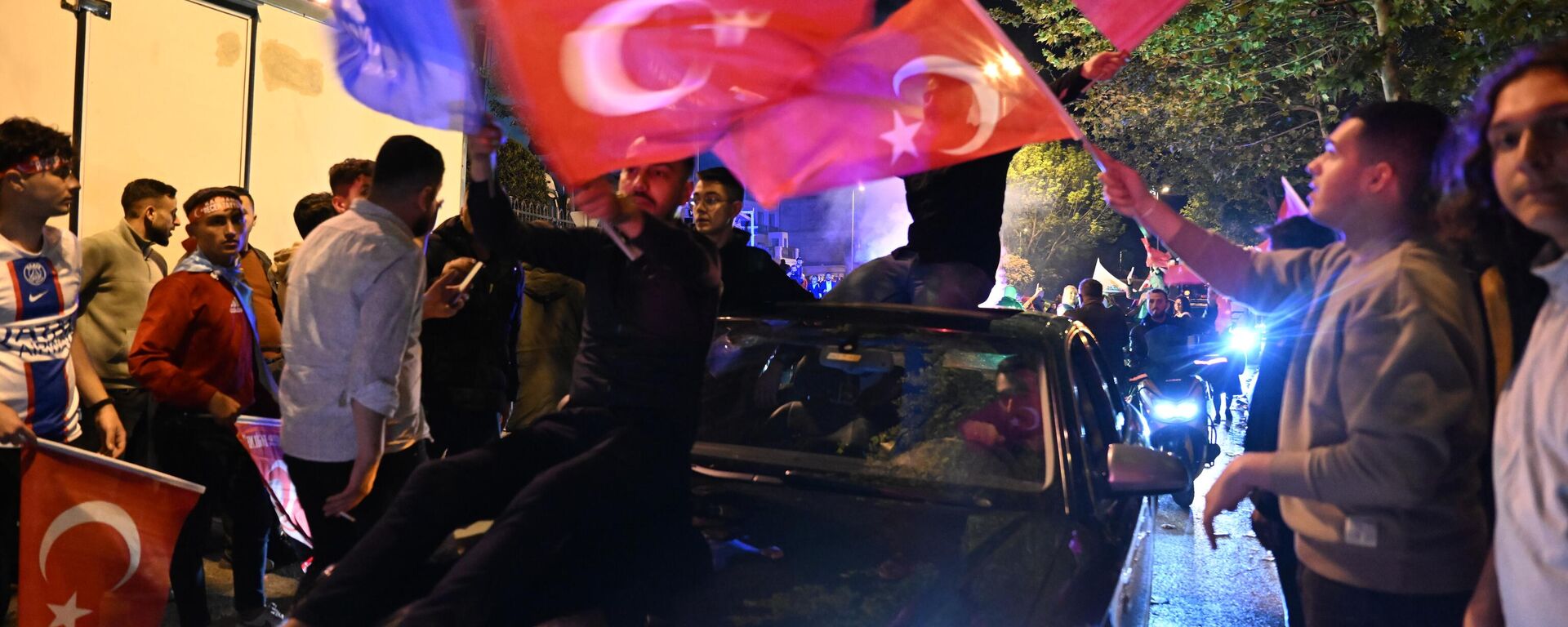 Apoiadores do presidente turco Recep Tayyip Erdogan e do Partido da Justiça e Desenvolvimento (AKP) agitam bandeiras na sede do APK em Ancara, Turquia, 14 de maio de 2023 - Sputnik Brasil, 1920, 15.05.2023