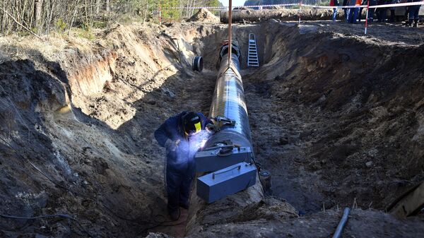 Soldador conserta uma seção do oleoduto Druzhba perto do povoado de Romanovka, na região de Gomel, Belarus. - Sputnik Brasil