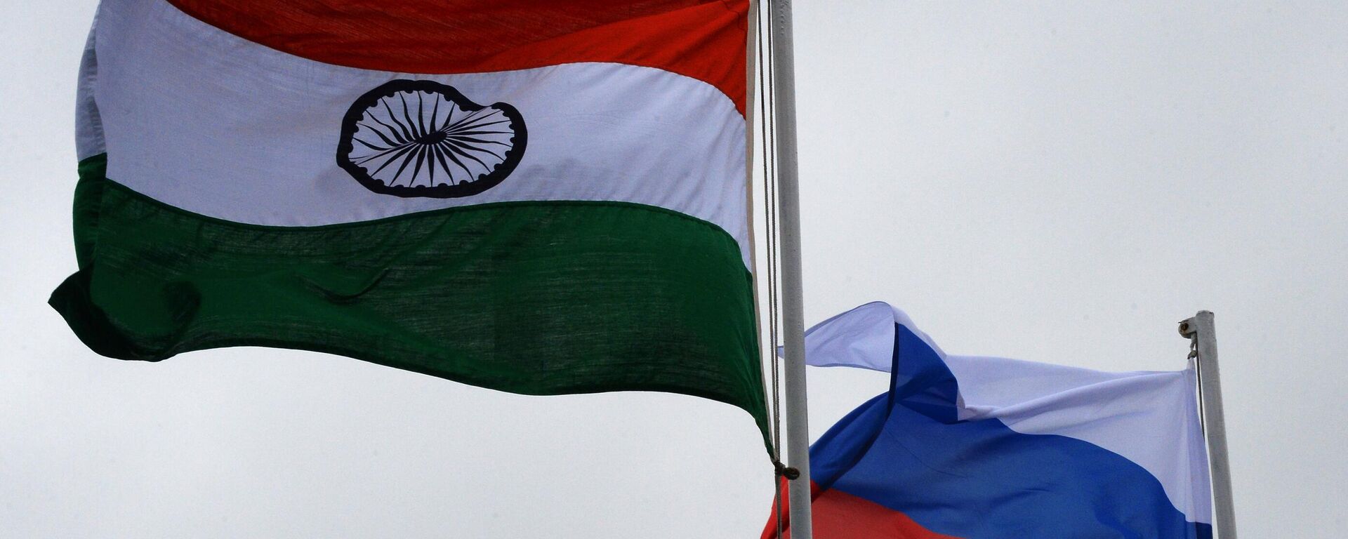Bandeiras da Rússia e da Índia na cerimônia de abertura do exercício militar internacional russo-indiano Indra 2017 em Vladivostok, Rússia. - Sputnik Brasil, 1920, 20.10.2023