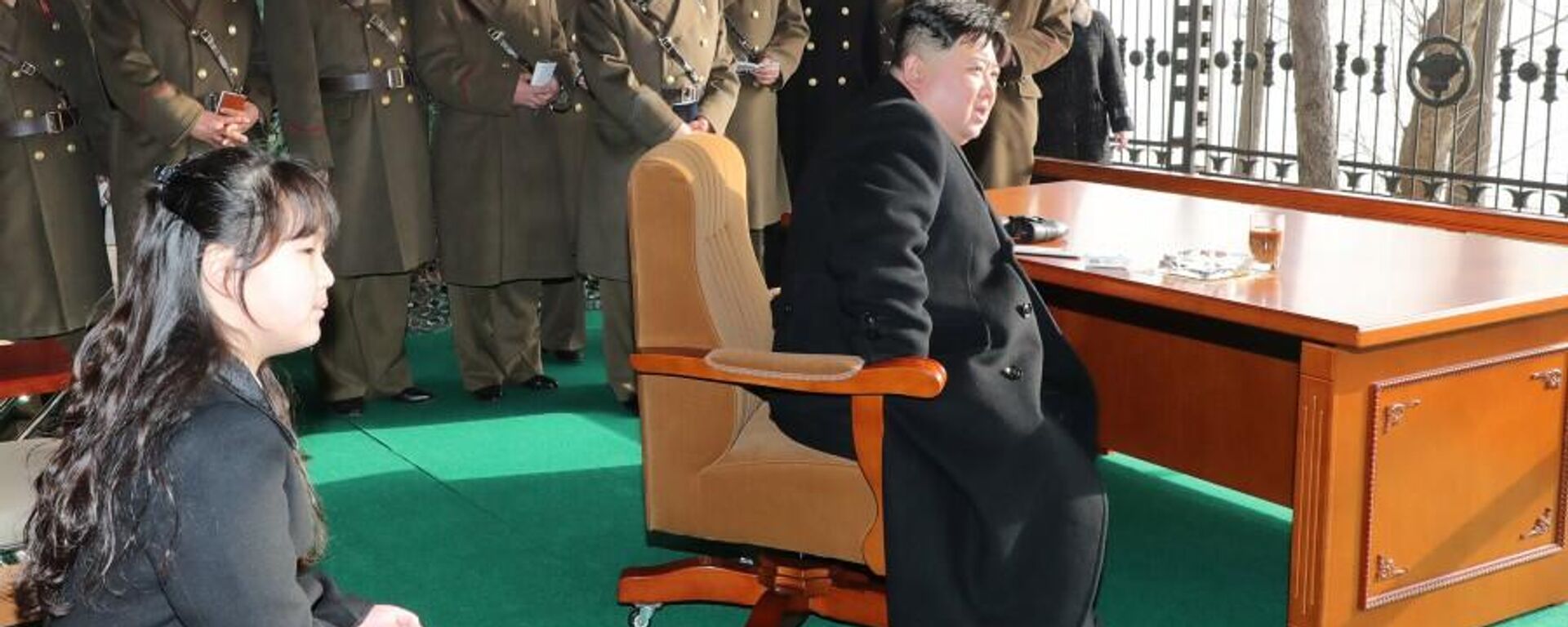 O líder da Coreia do Norte, Kim Jong-un, o chefe do Exército Popular da Coreia do Norte e a filha de Kim assistem a um exercício de artilharia de foguetes em Nampo, 9 de março de 2023 - Sputnik Brasil, 1920, 17.05.2023