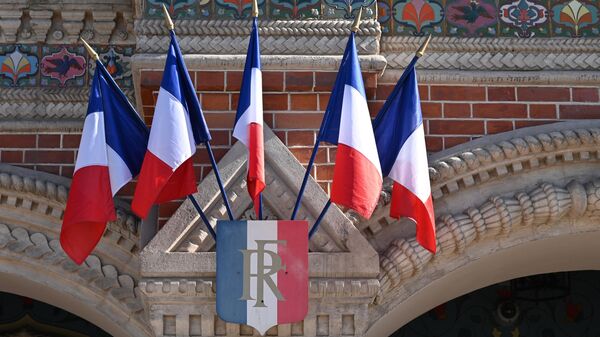 Bandeiras nacionais na Embaixada da França em Moscou. - Sputnik Brasil