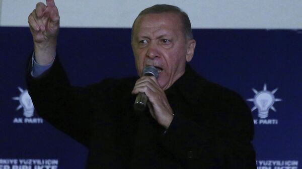 Recep Tayyip Erdogan, presidente da Turquia, dá discurso na sede do Partido da Justiça e Desenvolvimento (AKP, na sigla em turco) em Ancara, Turquia, 15 de maio de 2023 - Sputnik Brasil