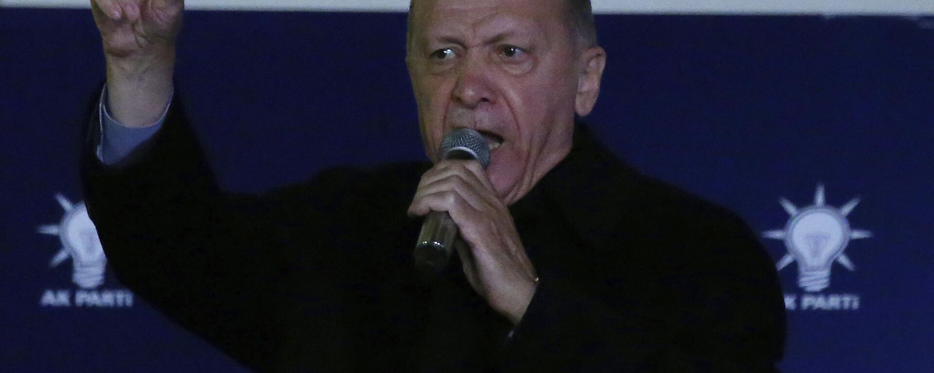 Recep Tayyip Erdogan, presidente da Turquia, dá discurso na sede do Partido da Justiça e Desenvolvimento (AKP, na sigla em turco) em Ancara, Turquia, 15 de maio de 2023 - Sputnik Brasil, 1920, 17.05.2023