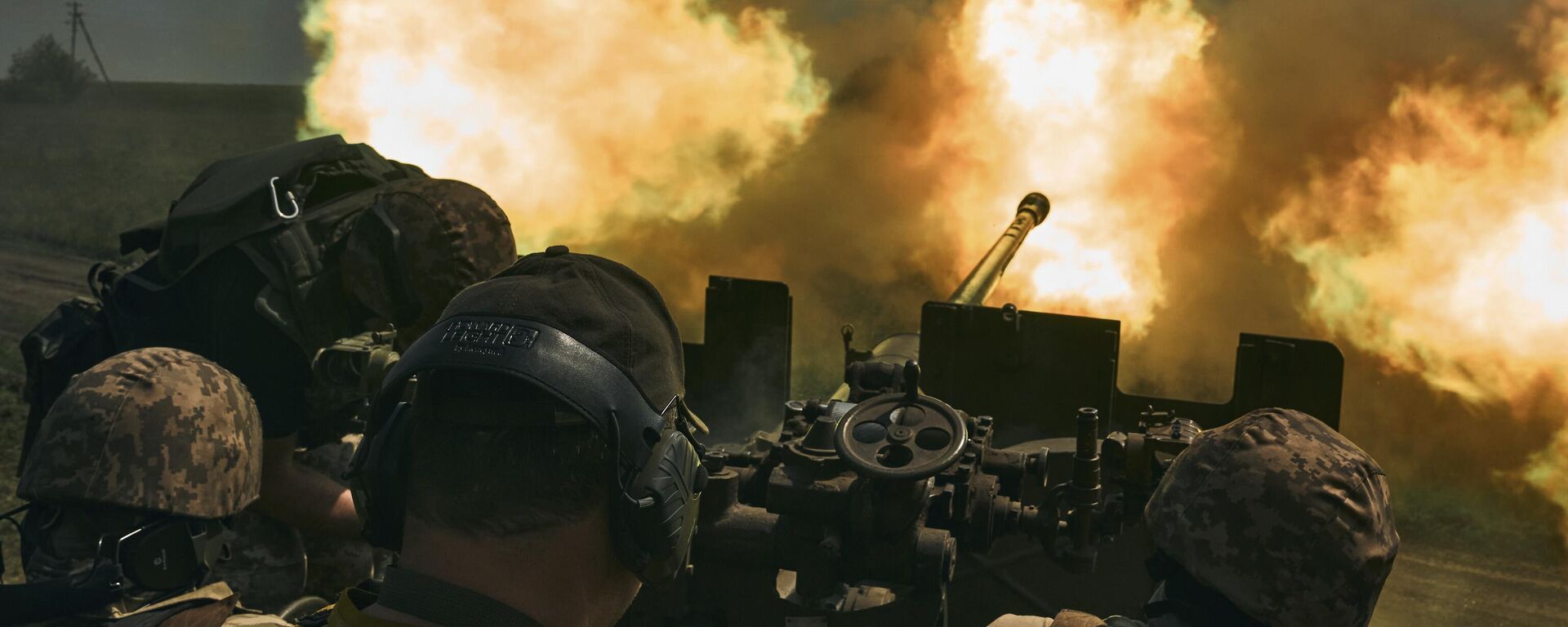 Soldados ucranianos disparam um canhão perto de Artyomovsk (Bakhmut, para os ucranianos), uma cidade no leste em que estão ocorrendo ferozes batalhas contra as forças russas, região de Donetsk, 15 de maio de 2023. - Sputnik Brasil, 1920, 18.06.2023