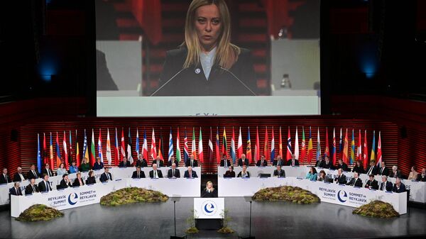 A primeira-ministra da Itália, Giorgia Meloni, faz seu discurso na abertura da 4ª Cúpula dos Chefes de Estado e de Governo do Conselho da Europa, na sala de concertos Harpa em Reykjavik, Islândia, em 16 de maio de 2023 - Sputnik Brasil