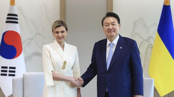 Olena Zelenska, primeira-dama da Ucrânia (à esquerda), cumprimenta Yoon Suk Yeol, presidente da Coreia do Sul (à direita) no gabinete presidencial sul-coreano em Seul, Coreia do Sul, 16 de maio de 2023. - Sputnik Brasil
