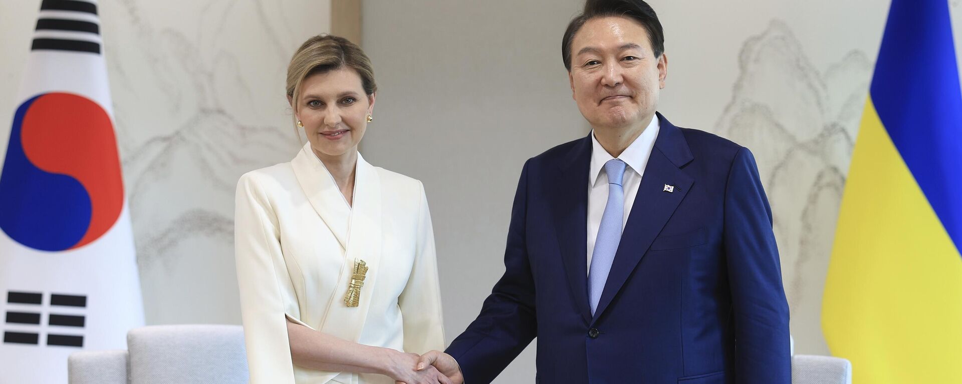 Olena Zelenska, primeira-dama da Ucrânia (à esquerda), cumprimenta Yoon Suk Yeol, presidente da Coreia do Sul (à direita) no gabinete presidencial sul-coreano em Seul, Coreia do Sul, 16 de maio de 2023. - Sputnik Brasil, 1920, 17.05.2023