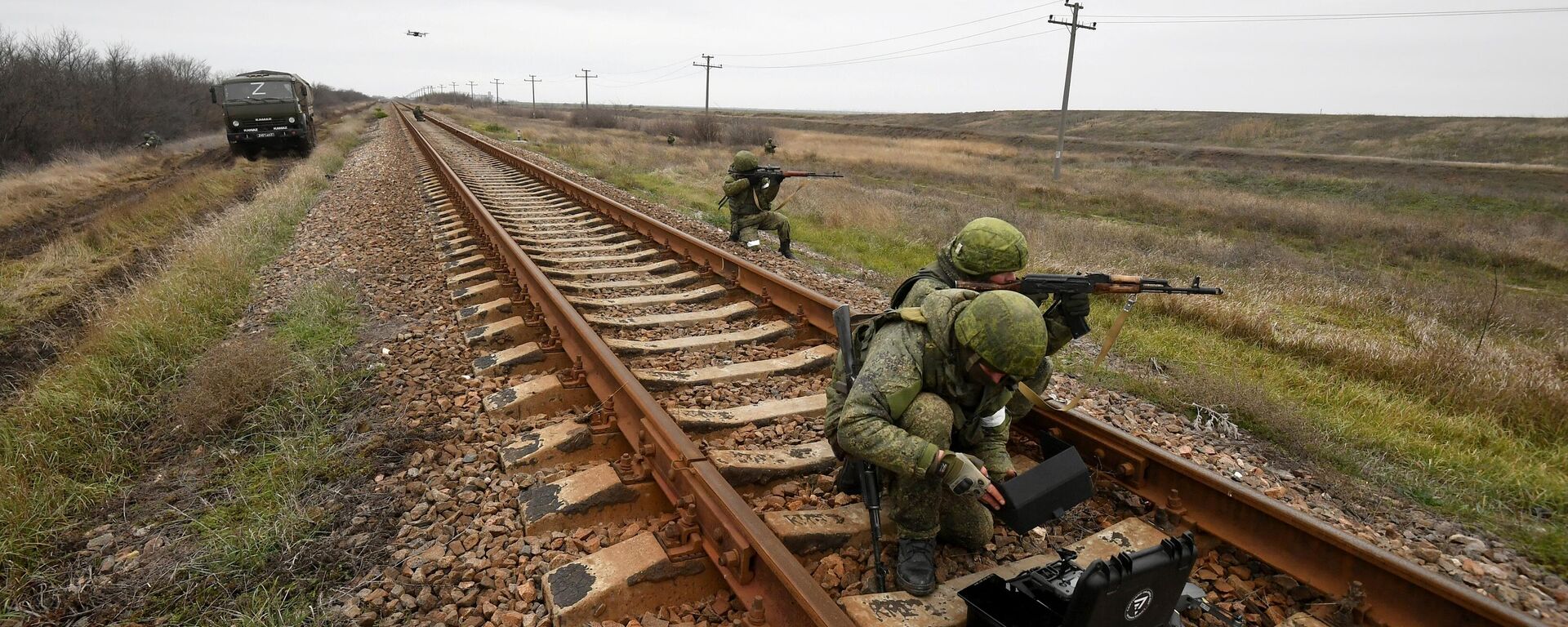 Militares russos das Tropas Ferroviárias realizam inspeção técnica dos trilhos na área de Kherson. - Sputnik Brasil, 1920, 11.09.2023