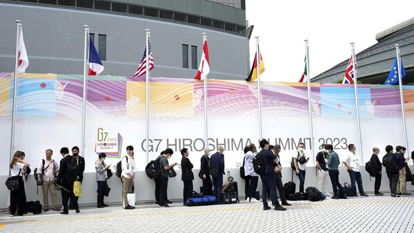 Jornalistas fazem fila para entrar no Centro Internacional de Imprensa antes das reuniões do Grupo dos Sete (G7), 18 de maio de 2023, Hiroshima, Japão. - Sputnik Brasil