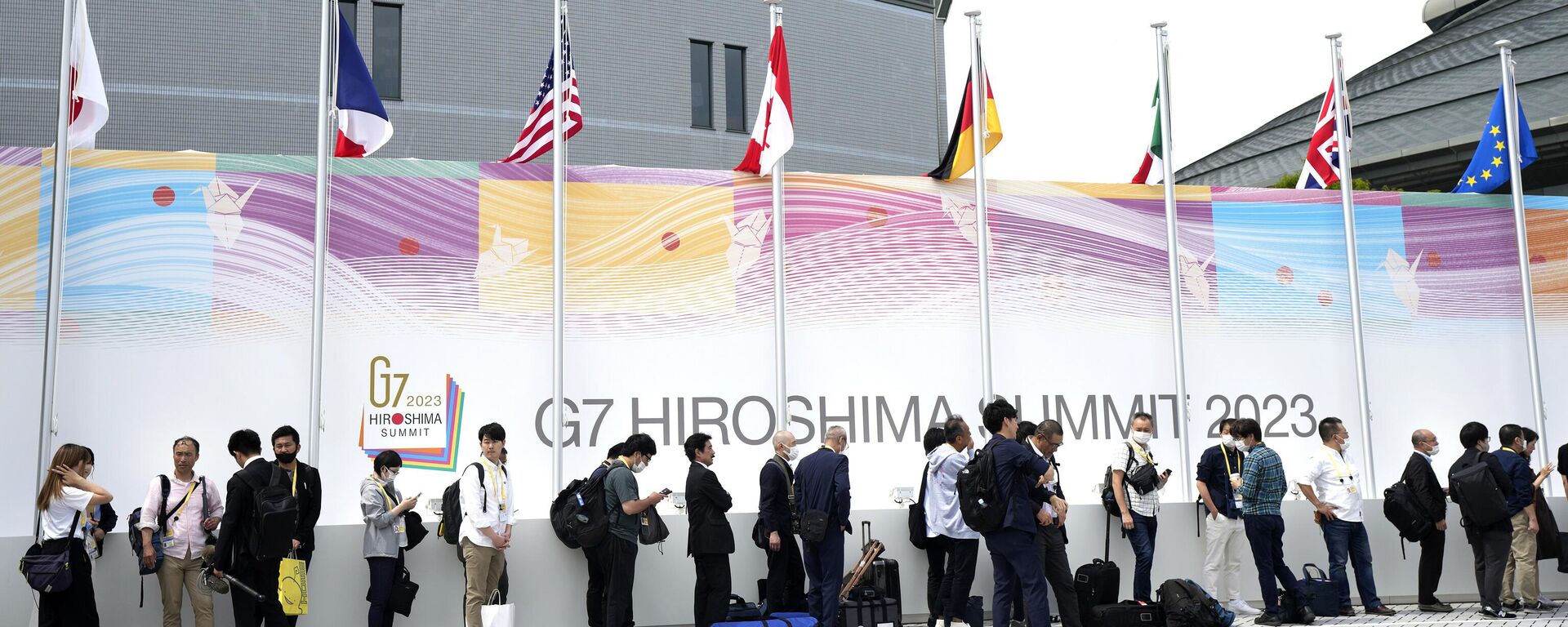 Jornalistas fazem fila para entrar no Centro Internacional de Imprensa antes das reuniões do Grupo dos Sete (G7), 18 de maio de 2023, Hiroshima, Japão. - Sputnik Brasil, 1920, 18.05.2023