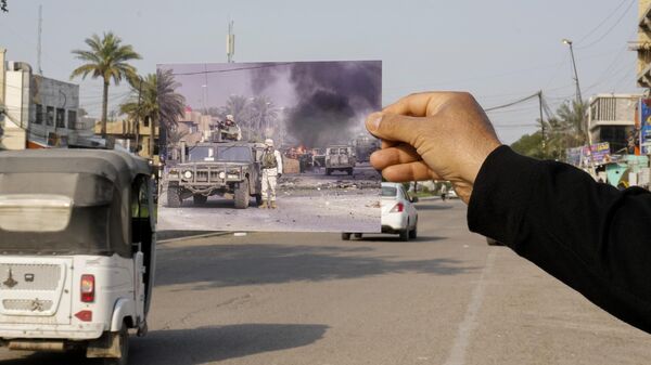 Fotografia de tropas dos EUA no Iraque protegendo a área após a detonação de explosivos na Palestine Street, em Bagdá, 31 de dezembro de 2003, é inserida na cena no mesmo local, 24 de março de 2023. - Sputnik Brasil