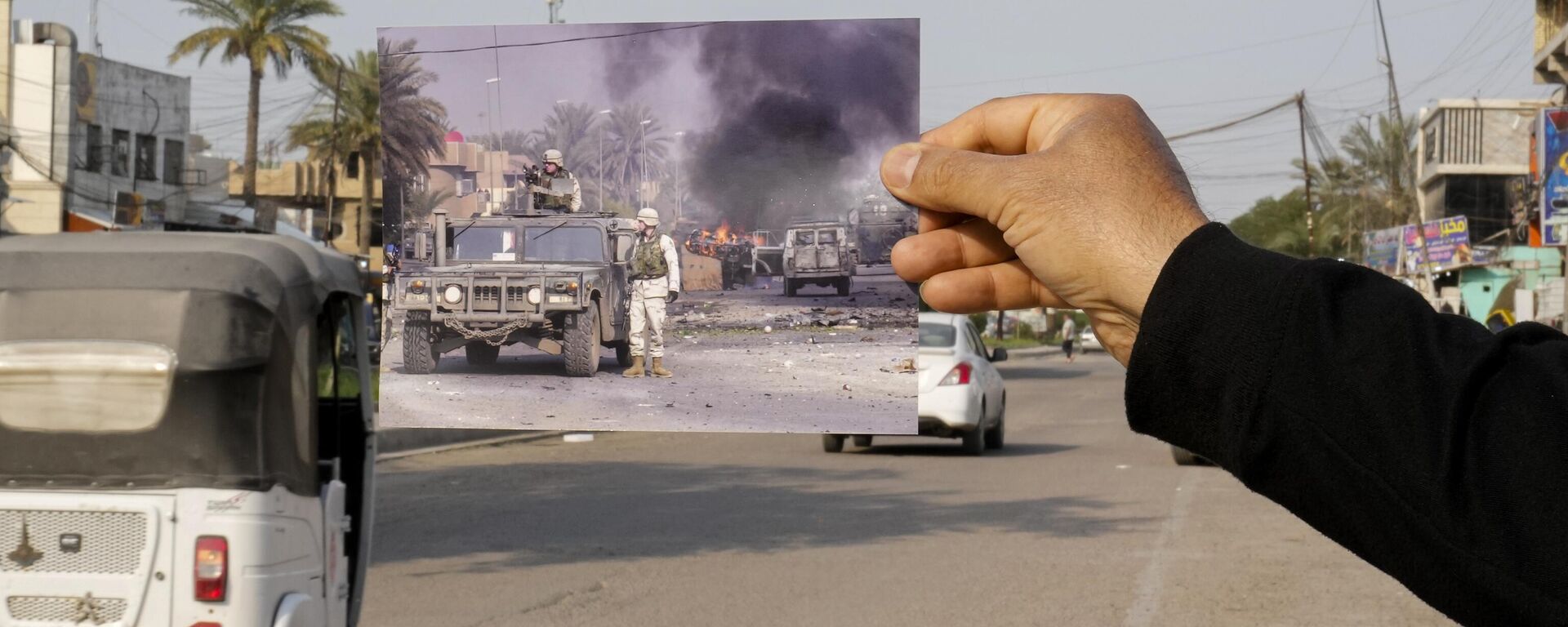 Fotografia de tropas dos EUA no Iraque protegendo a área após a detonação de explosivos na Palestine Street, em Bagdá, 31 de dezembro de 2003, é inserida na cena no mesmo local, 24 de março de 2023. - Sputnik Brasil, 1920, 18.05.2023