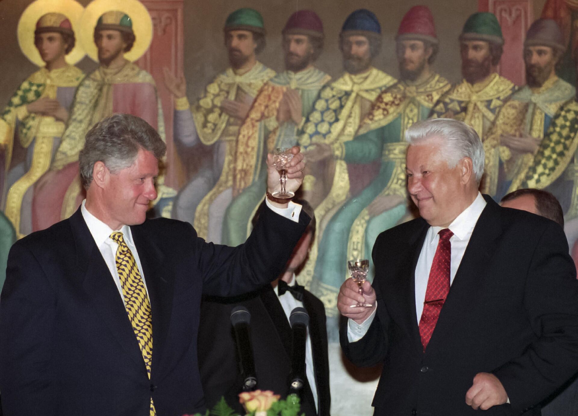 O então presidente dos EUA, Bill Clinton, levanta sua taça para brindar com o presidente russo, Boris Yeltsin, em um jantar de recepção no Kremlin em Moscou, 10 de maio de 1995 - Sputnik Brasil, 1920, 18.05.2023