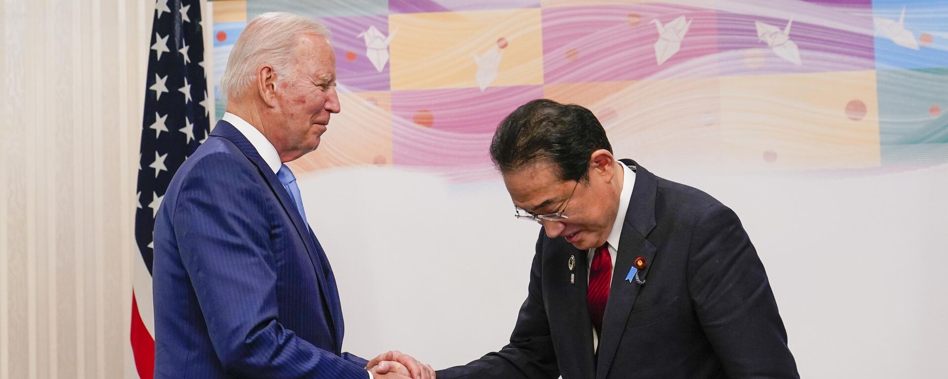 O presidente dos EUA, Joe Biden, à esquerda, cumprimenta o primeiro-ministro do Japão, Fumio Kishida, antes de uma reunião bilateral em Hiroshima, Japão, 18 de maio de 2023, antes do início da Cúpula do G7. - Sputnik Brasil, 1920, 18.05.2023
