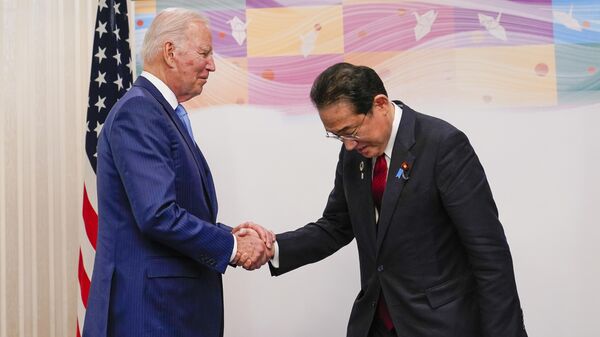 O presidente dos EUA, Joe Biden, à esquerda, cumprimenta o primeiro-ministro do Japão, Fumio Kishida, antes de uma reunião bilateral em Hiroshima, Japão, 18 de maio de 2023, antes do início da Cúpula do G7. - Sputnik Brasil