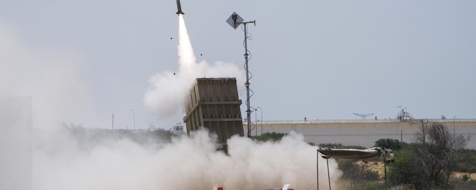 Um soldado israelense se protege quando um sistema de defesa aérea Cúpula de Ferro é lançado para interceptar um foguete disparado da Faixa de Gaza, em Ashkelon, sul de Israel, 7 de agosto de 2022 - Sputnik Brasil, 1920, 18.05.2023