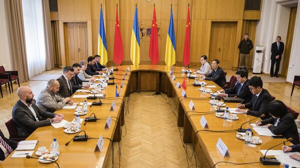 Nesta foto fornecida pelo Ministério das Relações Exteriores da Ucrânia, o ministro das Relações Exteriores da Ucrânia, Dmitry Kuleba, (E), e o enviado chinês, Li Hui, (D), sentam-se ao centro da mesa, frente a frente, durante reuniões em Kiev Ucrânia, 17 de maio de 2023 - Sputnik Brasil