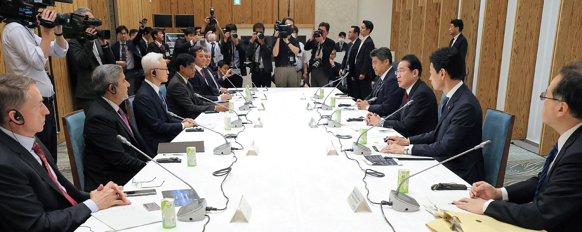 O primeiro-ministro do Japão, Fumio Kishida, troca opiniões com executivos de um importante fabricante de semicondutores no exterior na residência oficial do primeiro-ministro em Tóquio, em 18 de maio de 2023 - Sputnik Brasil, 1920, 18.05.2023