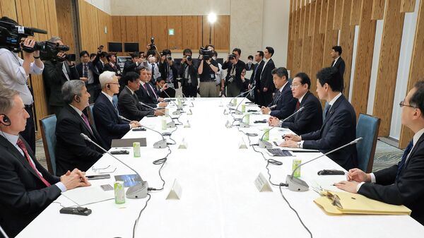 O primeiro-ministro do Japão, Fumio Kishida, troca opiniões com executivos de um importante fabricante de semicondutores no exterior na residência oficial do primeiro-ministro em Tóquio, em 18 de maio de 2023 - Sputnik Brasil