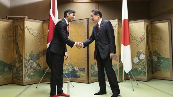 Rishi Sunak (à esquerda) e Fumio Kishida (à direita), primeiros-ministros do Reino Unido e do Japão, se encontram antes de sua reunião bilateral em Hiroshima, Japão, 18 de maio de 2023 - Sputnik Brasil