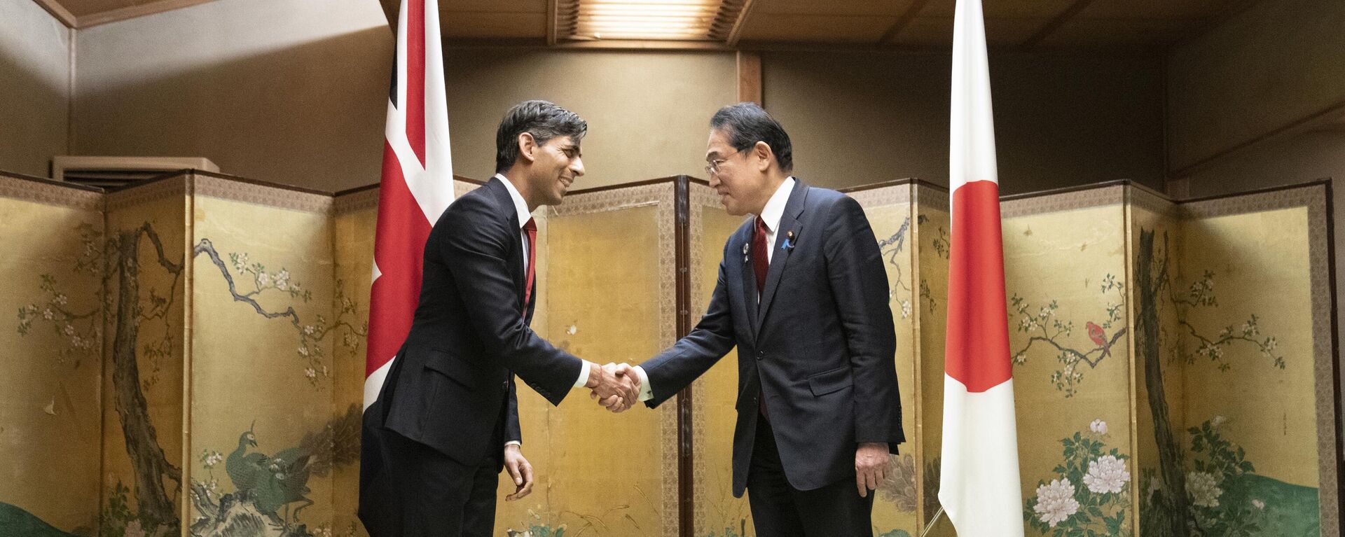 Rishi Sunak (à esquerda) e Fumio Kishida (à direita), primeiros-ministros do Reino Unido e do Japão, se encontram antes de sua reunião bilateral em Hiroshima, Japão, 18 de maio de 2023 - Sputnik Brasil, 1920, 01.09.2023
