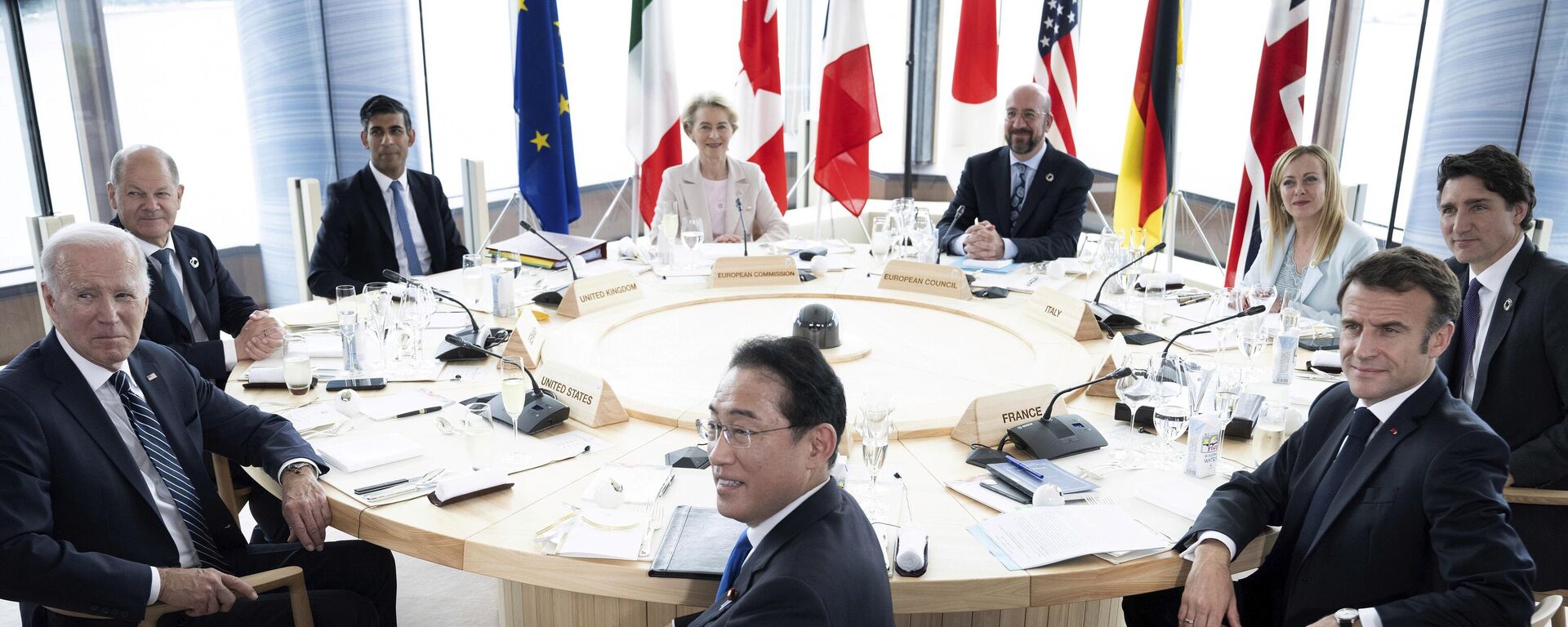 Em sentido horário, a partir da esquerda: o presidente dos EUA, Joe Biden; o chanceler da Alemanha, Olaf Scholz; o primeiro-ministro do Reino Unido, Rishi Sunak; a presidente da Comissão Europeia, Ursula von der Leyen; o presidente do Conselho Europeu, Charles Michel; a primeira-ministra da Itália, Giorgia Meloni; o primeiro-ministro do Canadá, Justin Trudeau; o presidente da França, Emmanuel Macron; e o primeiro-ministro do Japão, Fumio Kishida. Reúnem-se na cúpula de líderes do G7 em Hiroshima, no Japão, em 19 de maio de 2023 - Sputnik Brasil, 1920, 19.05.2023