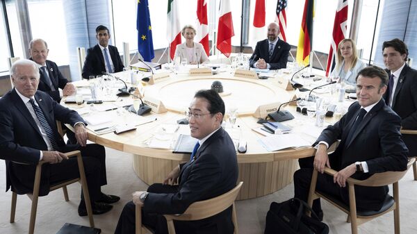 Em sentido horário, a partir da esquerda, o presidente dos EUA, Joe Biden, o chanceler da Alemanha, Olaf Scholz, o primeiro-ministro do Reino Unido, Rishi Sunak, a presidente da Comissão Europeia, Ursula von der Leyen, o presidente do Conselho Europeu, Charles Michel, a primeira-ministra da Itália, Giorgia Meloni, o primeiro-ministro do Canadá, Justin Trudeau, o presidente da França, Emmanuel Macron, e o primeiro-ministro do Japão, Fumio Kishida, reunidos na cúpula de líderes do G7 em Hiroshima, Japão, 19 de maio de 2023. - Sputnik Brasil